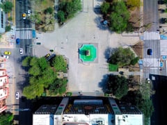 Vista cenital de una fuente y los andadores de la Macroplaza y su entorno en Monterrey, Nuevo León.