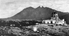 Monterrey entre el Obispado y el Cerro de la Silla en una fotografía publicada en 1904.