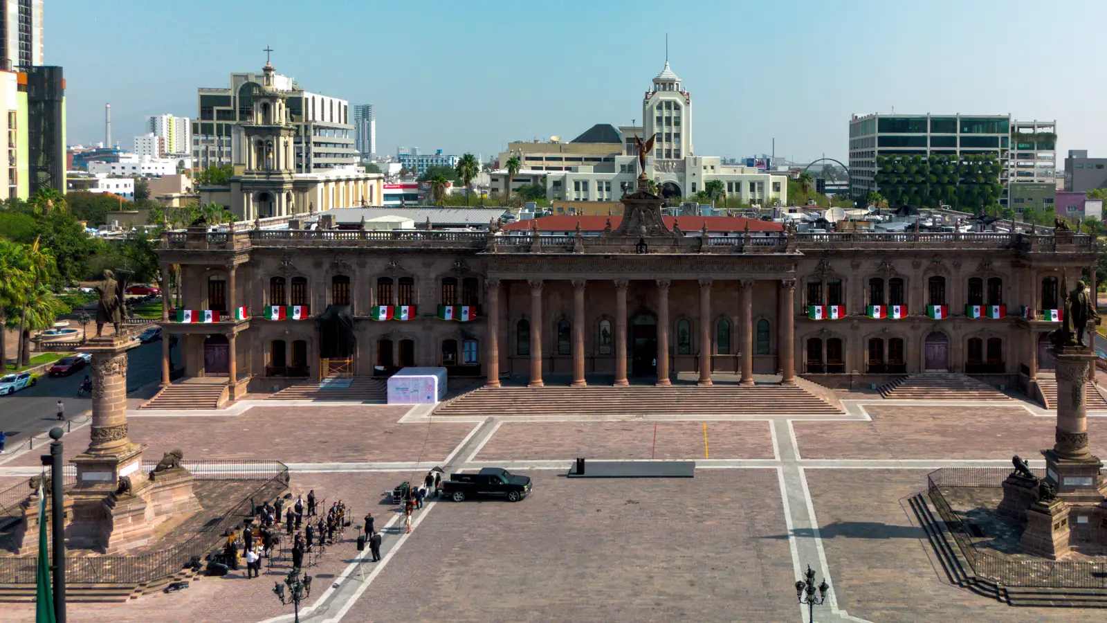 El Palacio de Gobierno de Nuevo León y la explanada de la Macroplaza vistos desde un dron